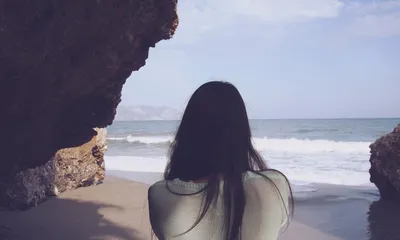 Девушка со спины на море - 60 фото