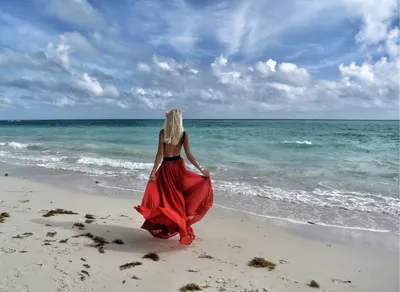 Женщины спиной у моря - красивые фото