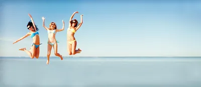 Сексуальные Спины Трех Красивых Женщин В Бикини На Солнечном Пляже. Группа  Молодых Красивых Девушек, С Удовольствием На Пляже Фотография, картинки,  изображения и сток-фотография без роялти. Image 36087595