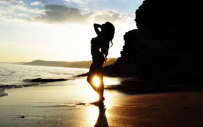 Девушка руками поймала солнце стоя в воде — Картинки для аватара