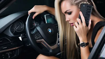 Исследование: каждый пятый автомобилист в России отвлекается на смартфон за  рулём, а каждый третий — говорит с