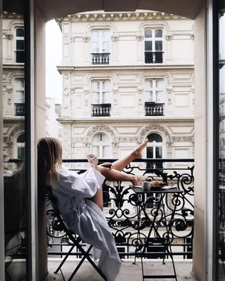 Девушки на балконе - 52 фото | Paris breakfast, Parisian life, Photography  poses