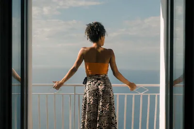 Красивая девушка на балконе Стоковое Фото - изображение насчитывающей небо,  тонкий: 31915016