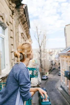 Девушка На Балконе Стоковые Фотографии | FreeImages