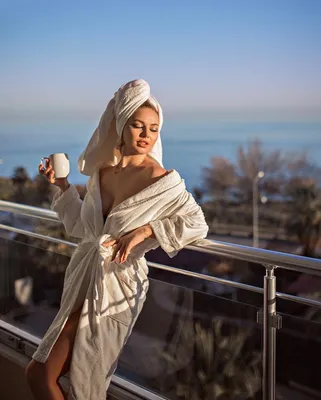 Девушка на балконе. Фотосессия с халатом. Fashion | Фотосессия, Курортный  стиль, Пляжные фотографии позы
