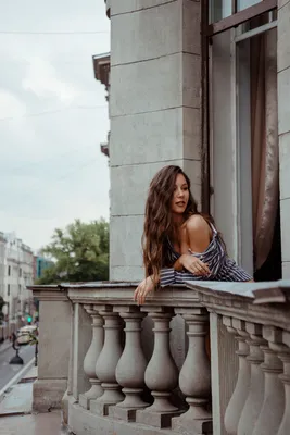 Девушка стоит на балконе, эстетика» — создано в Шедевруме