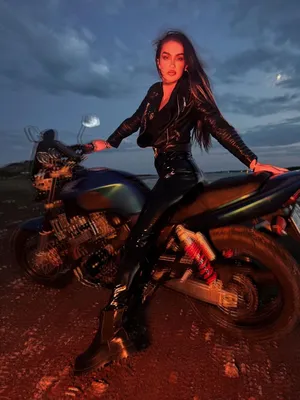 Девушка на мотоцикле стоковое фото. изображение насчитывающей мотовелосипед  - 92102196