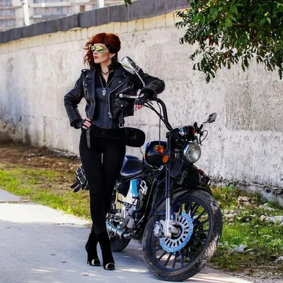 Девушка в красном шлеме и голыми ногами на мотоцикле | Обои для телефона
