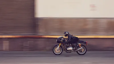 Красивая женщина езда на мотоцикле в сумерках Фон И картинка для бесплатной  загрузки - Pngtree