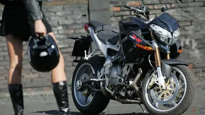 Девушка на мотоцикле стоковое фото. изображение насчитывающей персона -  92102038