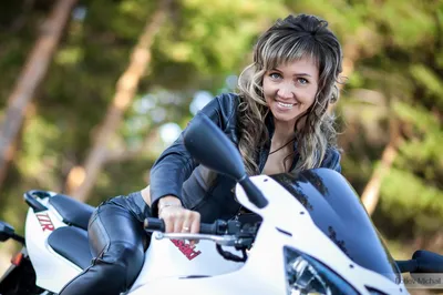 Фото Блондинка Девушки мотоцикл Мотоциклист рука сидящие 640x960