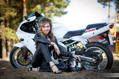 Девушка на мотоцикле стоковое фото. изображение насчитывающей снаружи -  82884874