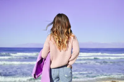 Улыбаясь девушка смотрит на море Стоковое Изображение - изображение  насчитывающей солнечно, одно: 172172785