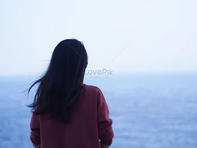 Девушка смотрит на закат с видом на океан | Human silhouette, Bali,  Silhouette