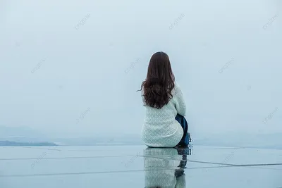 девушка с чемоданом стоит и смотрит на море вокруг летают птицы Stock Photo  | Adobe Stock