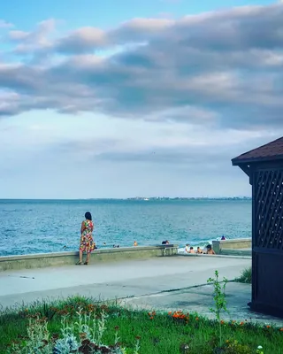 девушка смотрит на море, спина, фон, балтика, пляж, красивая, красота,  брюнетка, мел, обрыв | Pxfuel