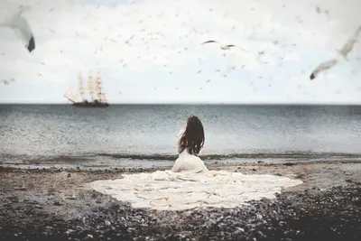 Девушка смотрит на море, сидит на …» — создано в Шедевруме