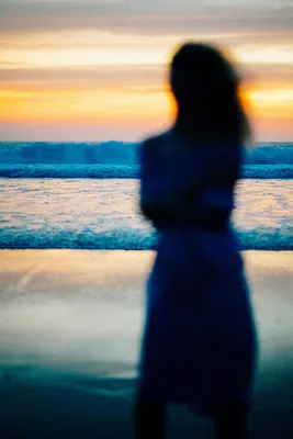 девушка смотрит море стоковое фото. изображение насчитывающей утро -  87973936