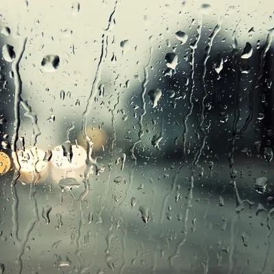 Капли дождя на стекле на фоне города | Премиум Фото