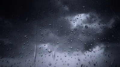 Дождь На Стекло Дождь Падает На Окно — стоковые фотографии и другие  картинки Абстрактный - Абстрактный, Без людей, Брызги - iStock
