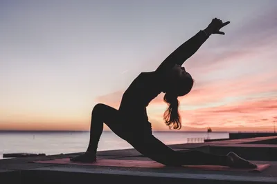 Reverse the Curve - Five -Minute Yoga | Йога для полных, Убрать живот, Йога  челлендж