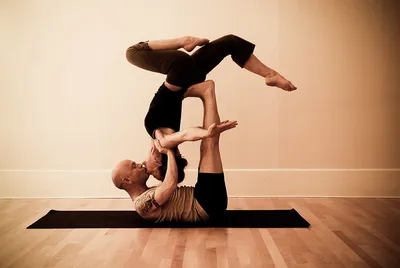 Йога ЧеЛЛендж 2 / Йога на двоих / Парная йога челлендж | BabyZHUK |  Кристина и Полина - YouTube