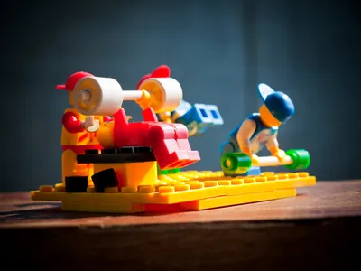 Скачать обои макро, спорт, игрушки, конструктор, lego, штанга, Качки,  качалка, раздел спорт в разрешении 3648x2736