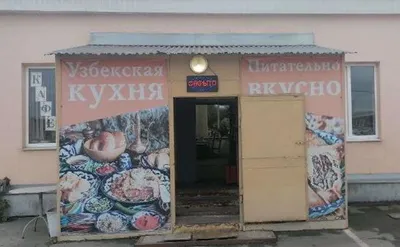 Фото На улице перед домом открытое кафе, улицы города наводнены людьми