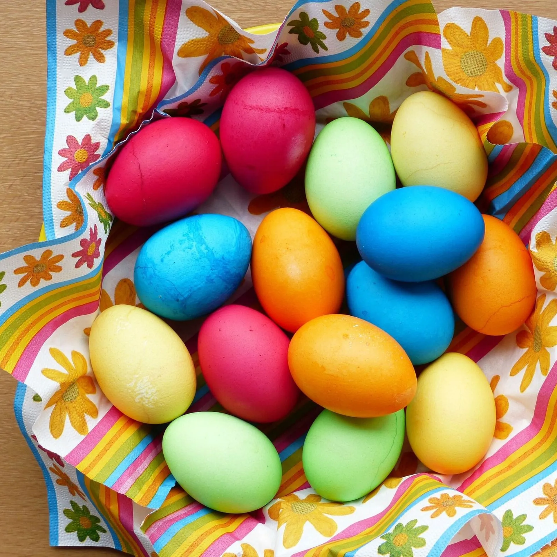 Разноцветные яйца на пасху. Пасхальное яйцо. Крашеные яйца на Пасху. Разноцветные пасхальные яйца.