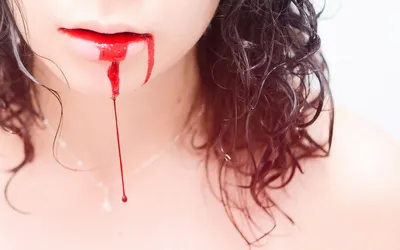 Портрет молодого вампира с кровью на губах Стоковое Изображение -  изображение насчитывающей темно, камера: 71689709