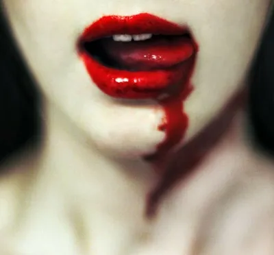 Красная кровь губ стоковое фото. изображение насчитывающей рот - 65346578