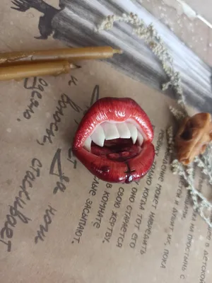 Черные губы зубы кусают красную кровь из Броши символизируют сексуальную  зрелость женщины источает очарование отправить друзьям | AliExpress