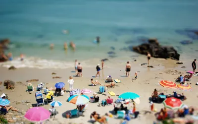 Люди сидят на пляже. – Стоковое редакционное фото © Denisfilm #132148596