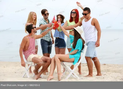 Пляж с людьми редакционное фотография. изображение насчитывающей  красивейшее - 136520707