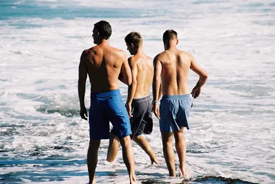 Люди на пляже смотрят пляжный волейбол · Бесплатные стоковые фото