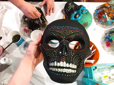 Выездной мастер-класс по росписи масок для Хэллоуина