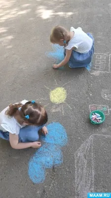 Астраханских дошколят попросили нарисовать мелками на асфальте сюжеты о  железнодорожном транспорте | АРБУЗ