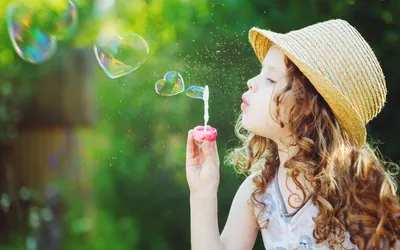 Картинка ребенок пускает мыльные пузыри на природе обои на рабочий стол