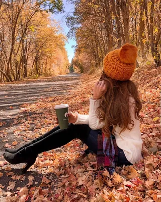 Woman in autumn park. View from the back. Stock Photo by  ©ElizavetaLarionova 127093298