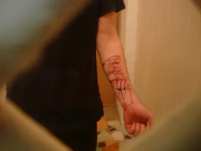 Мужчина порезал себе вены во время задержания полицией - Киев