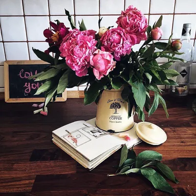 Фото Розовые пионы в вазе стоят на раскрытой книге (love you / люблю тебя)