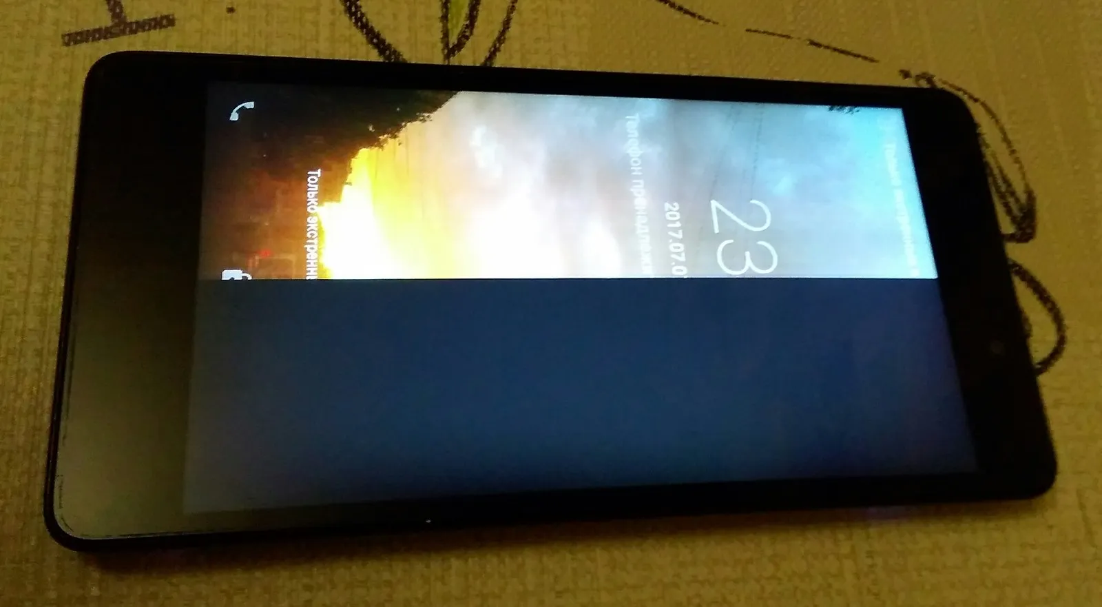 Телефон работает экран горит. Половина экрана черная на телефоне. Экран телефона наполовину черный. Полосы на экране смартфона. Половину экрана телефона не показывает.