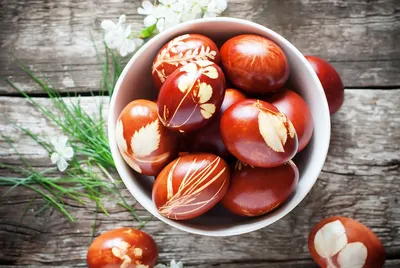 Окрашиваем яйца к Пасхе в натуральный цвет с рисунком: 4 рецепта