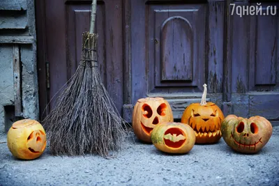 Хэллоуин дом с тыквами ночью и …» — создано в Шедевруме