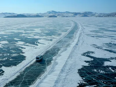 Гигантская трещина на льду Байкала заблокировала 19 человек - Общество -  Новая Бурятия
