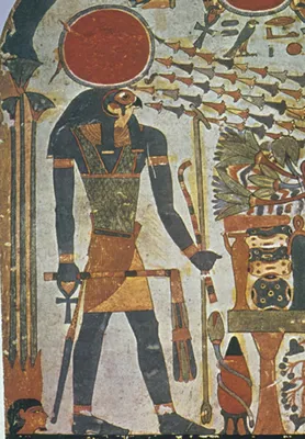 Фото Египетский Бог солнца Ра с посохом на фоне здания