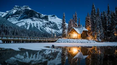Картинки канада, природа, пейзаж, зима, снег, горы, озеро, лес, отражение,  ночь, небо, звёзды, коттедж, освещение - обои 1366x768, картинка №286362