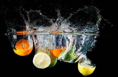 Обои на рабочий стол Апельсин, лайм и лимон падают в воду, разбрызгивая ее  в разные стороны, обои для рабочего стола, скачать обои, обои бесплатно