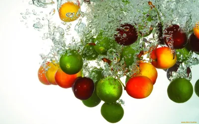 Разные фрукты и ягоды под струёй воды - обои на рабочий стол