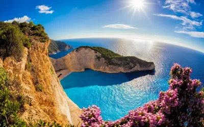 Обои на рабочий стол Пляж Navagio / Навайо в бухте, на острове Zakynthos,  Greece / Закинф, Греция, обои для рабочего стола, скачать обои, обои  бесплатно